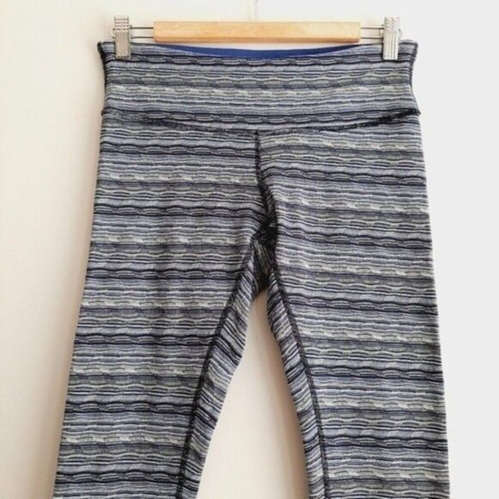 LULULEMON Athletic Crop Leggings Blue & White Sz 8 Flawed - Picture 3 of 11